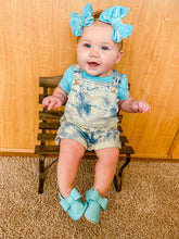 Load image into Gallery viewer, Glass Slipper โข Light Blue Velvet